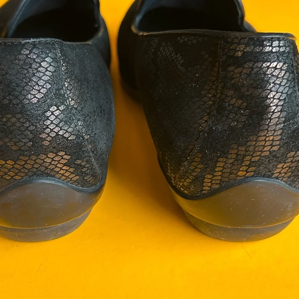 Dansko Vintage Olivia Black and Metalic Gold/Bronze Patterned Loafers 1” Heel - Picture 10 of 12